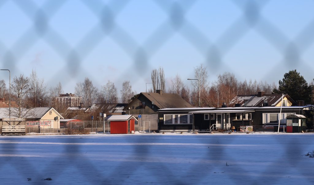 Kentän huoltorakennus.