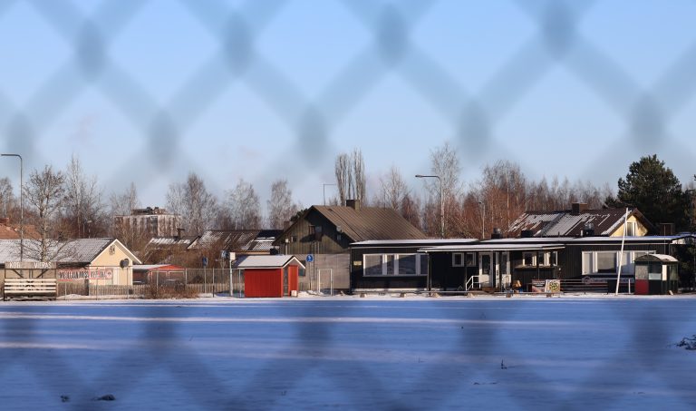 Kentän huoltorakennus.