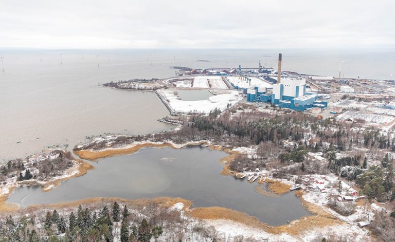 Tahkoluodon satama ilmasta kuvattuna.