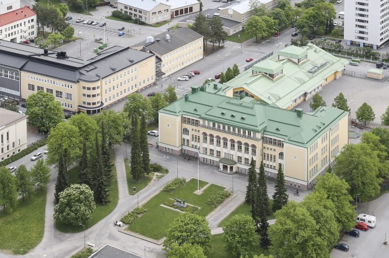 Ilmakuvassa etualalla Cygnaeuksen puistoa ja koulurakennus, vasemmalla Porin yhteislyseo.