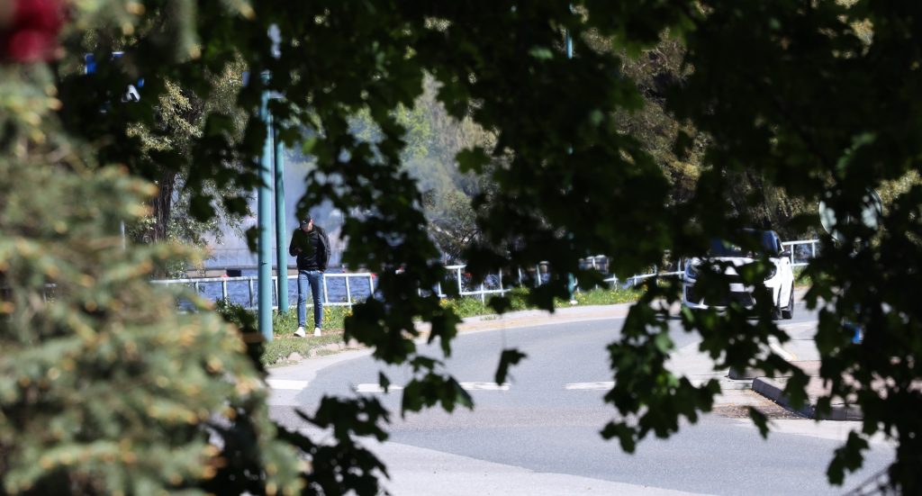 Kesäinen kuva, jossa nuori mies kävelee Etelärannassa.