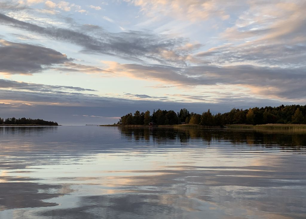Näkymä saariston venereitiltä, pilvet heijastuvat merenpinnasta.
